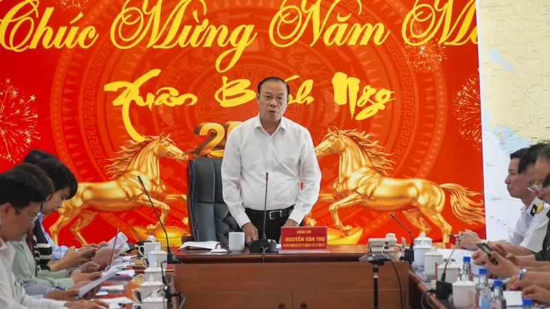 Đồng chí Nguyễn Văn Thọ, Ủy viên Ban Thường vụ Thành ủy, Phó Chủ tịch HĐND TPHCM làm việc với Bộ Tư lệnh Vùng 2 Hải quân