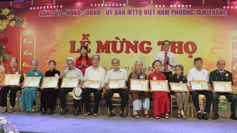 Lãnh đạo phường Tam Thắng trao giấy mừng thọ cho các cụ