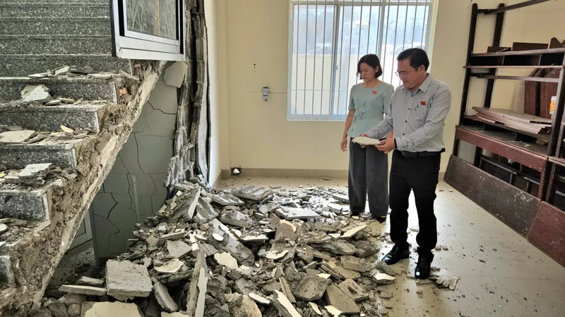 Các mảng tường đổ sập gây mất an toàn