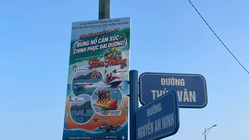 Băng rôn quảng cáo cho chương trình được treo tại khu vực đường Thùy Vân (ảnh chụp ngày 23-4-2026)
