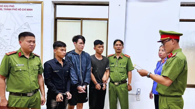 Tạm giữ 3 thanh niên hành hung người đi đường