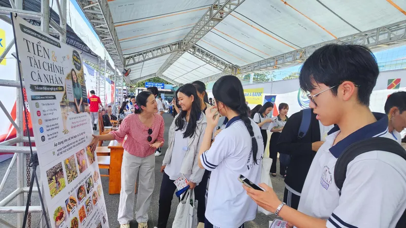 Học sinh tìm hiểu các lĩnh vực nghề nghiệp để định hướng tương lai