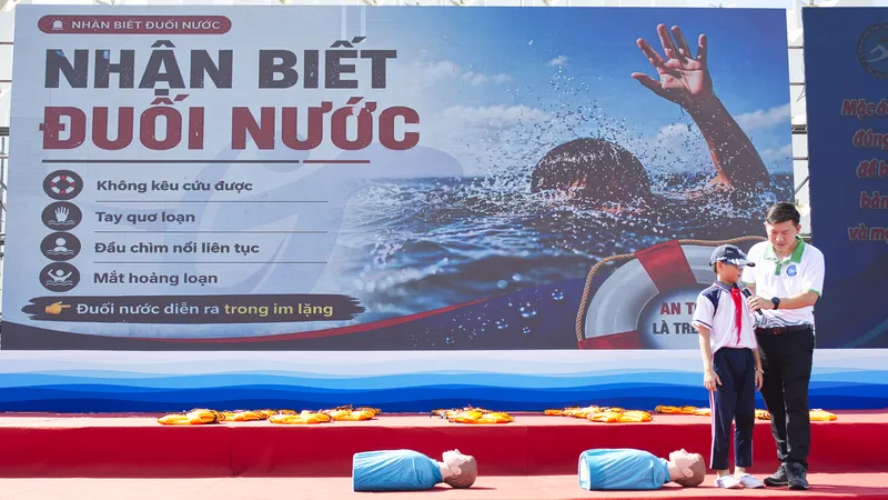 Các em học sinh được hướng dẫn các kỹ năng phòng ngừa đuối nước.