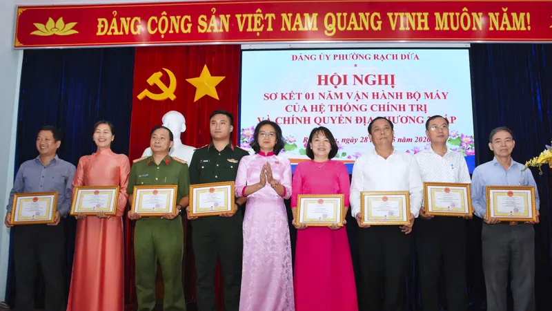 Đồng chí Nguyễn Thị Ngọc Thủy - Phó Bí thư Thường trực Đảng ủy phường Rạch Dừa trao giấy khen cho các cá nhân.