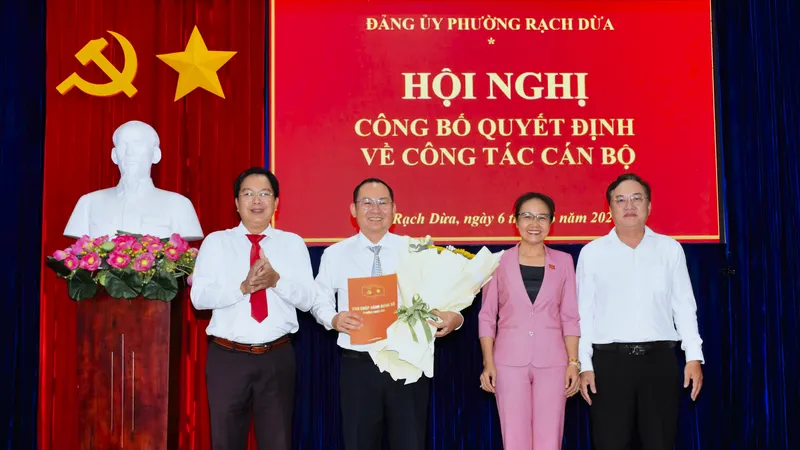 Lãnh đạo phường Rạch Dừa trao quyết định về công tác cán bộ đối với đồng chí Huỳnh Xuân Vinh.