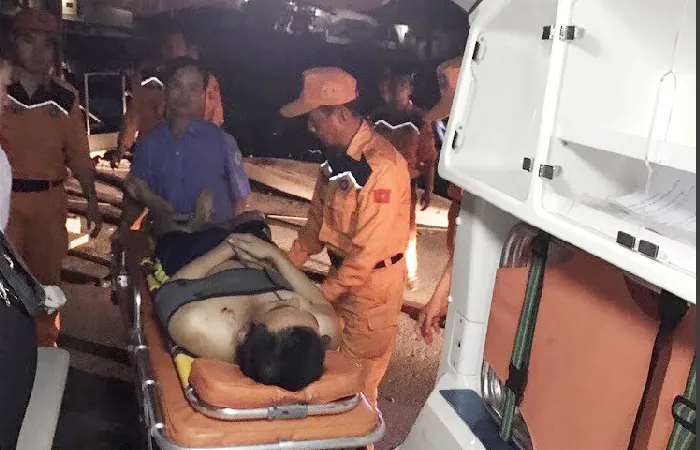 Đưa thuyền viên Nguyễn Văn Vương lên ca nô về bờ cấp cứu