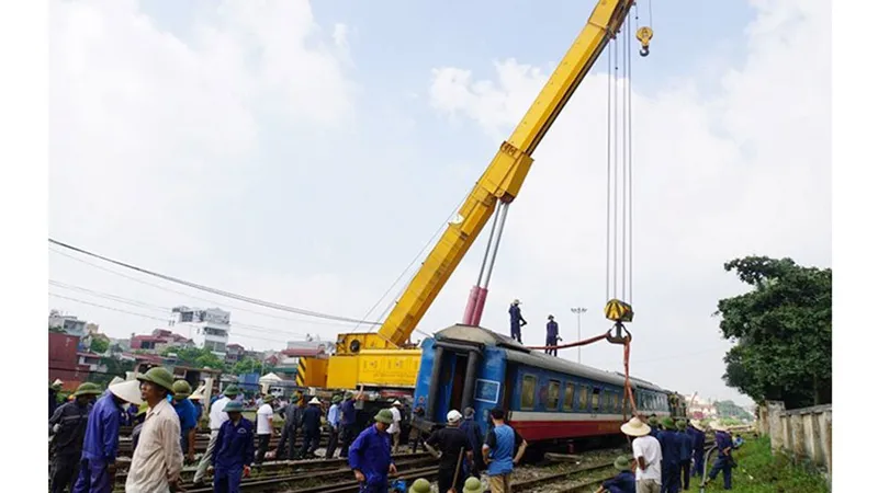 Khắc phục sự cố tàu trật bánh tại ga Yên Viên