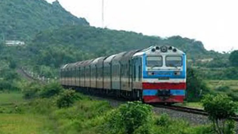 Nhiều chuyến tàu, máy bay bị tạm dừng, hủy chuyến do bão số 10