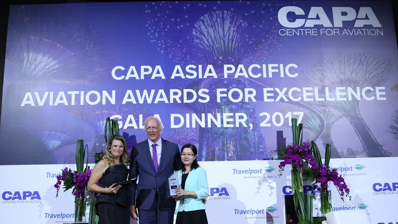 Đại diện VNA nhận giải thưởng từ Chủ tịch CAPA