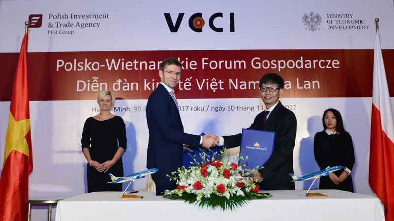 Đại diện Vietnam Airlines và LOT ký biên bản hợp tác