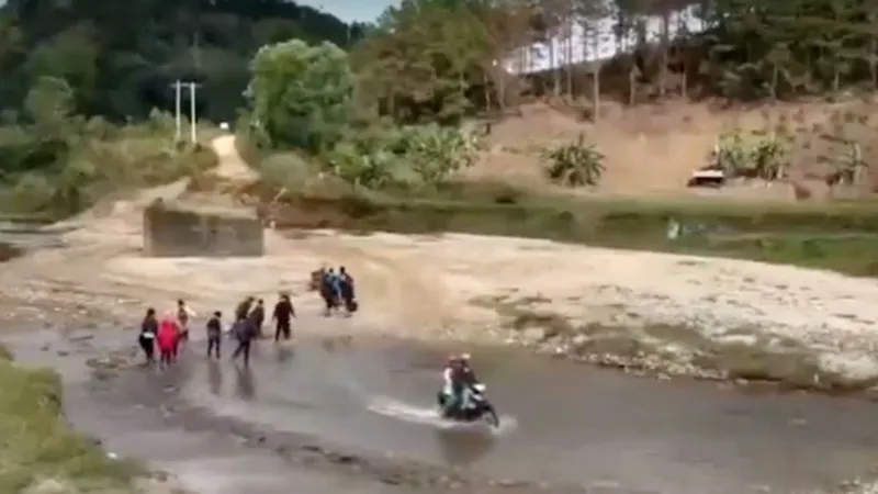 Cầu Đăk Pam sập 8 năm không sửa khiến người dân vất vả lội suối đi lại. Nguồn: ảnh chụp từ video của VTV 