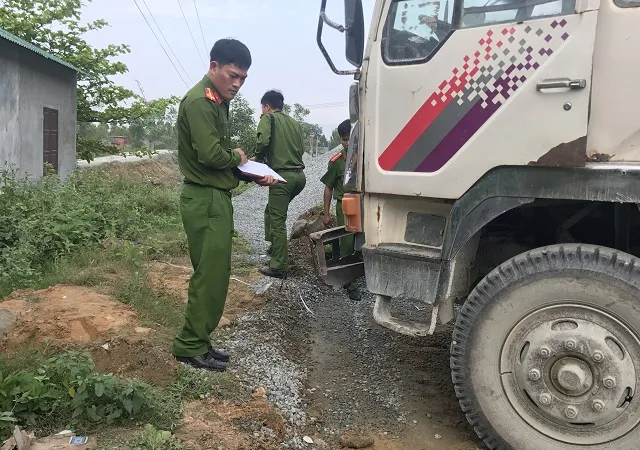 Cơ quan chức năng đang điều tra tại hiện trường vụ tai nạn 