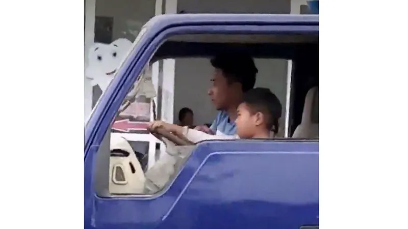 Thiếu niên điều khiển xe tải (ảnh cắt từ clip)