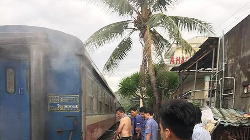 Nhân viên nỗ lực dập cháy tại toa số 3