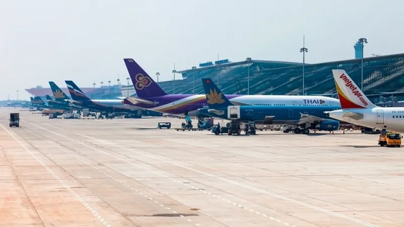 Phế thải rơi vãi uy hiếp an toàn bay tại sân bay Nội Bài