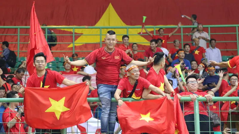Các cổ động viên Việt Nam trên khán đài trong trận Olympic Việt Nam thắng Olympic Syria 1 - 0. Ảnh: DŨNG PHƯƠNG