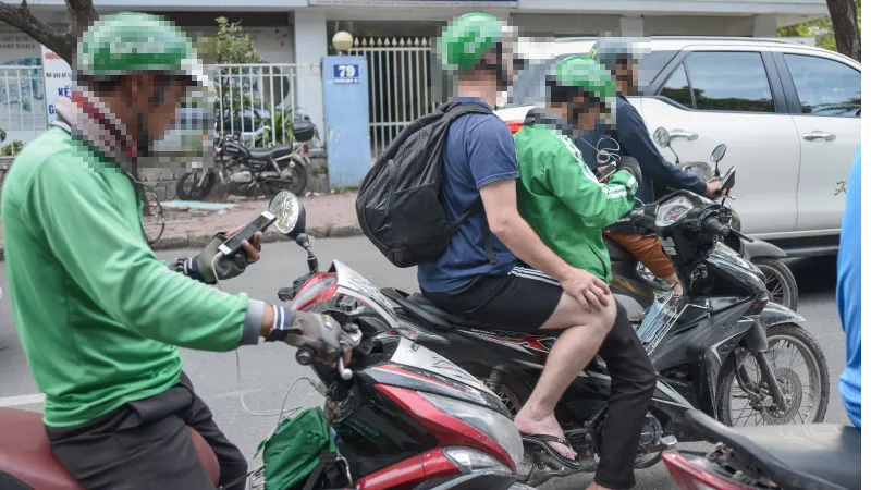 Đề nghị chấm dứt hợp đồng với tài xế Grab Bike sử dụng điện thoại khi lái xe