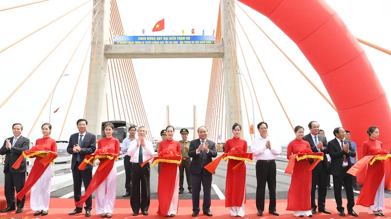 Thủ tướng Nguyễn Xuân Phúc phát lệnh thông xe cao tốc Hạ Long- Hải Phòng