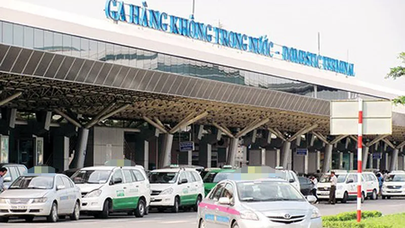 Taxi đón khách tại sân bay Tân Sơn Nhất