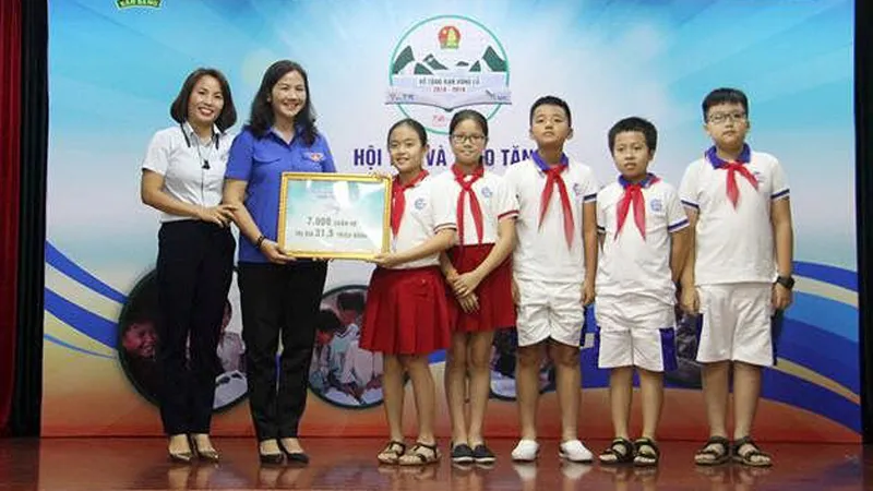 Phát động chương trình tặng 1 triệu vở viết cho học sinh vùng lũ