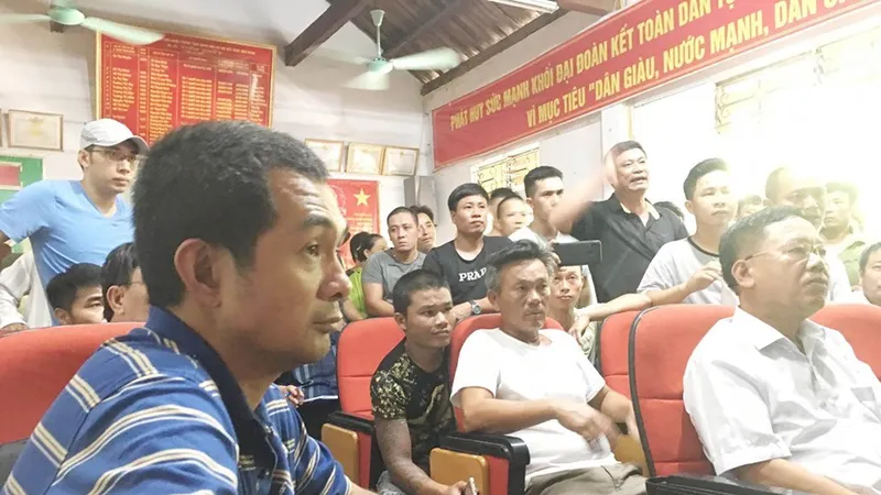 Người thân trông ngóng việc tìm kiếm các thuyền viên đang mất tích