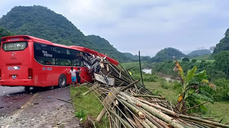 Hiện trường vụ tai nạn vừa xảy ra tại Hoà Bình