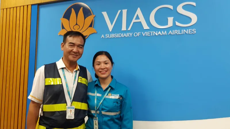 Chị Phùng Thị Ngọc vừa trả lại hành khách gần 1 tỷ đồng tài sản bỏ quên trên máy bay