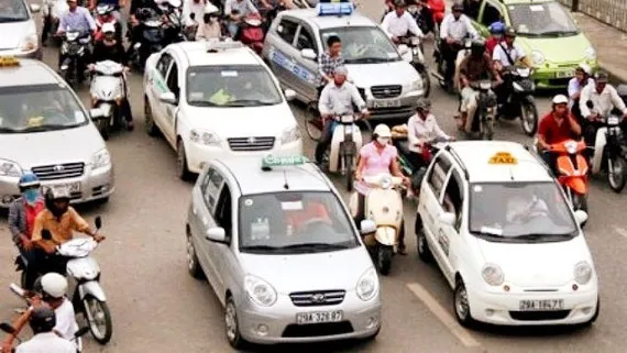 Taxi công nghệ được chọn lắp hộp đèn hoặc dán cố định chữ TAXI