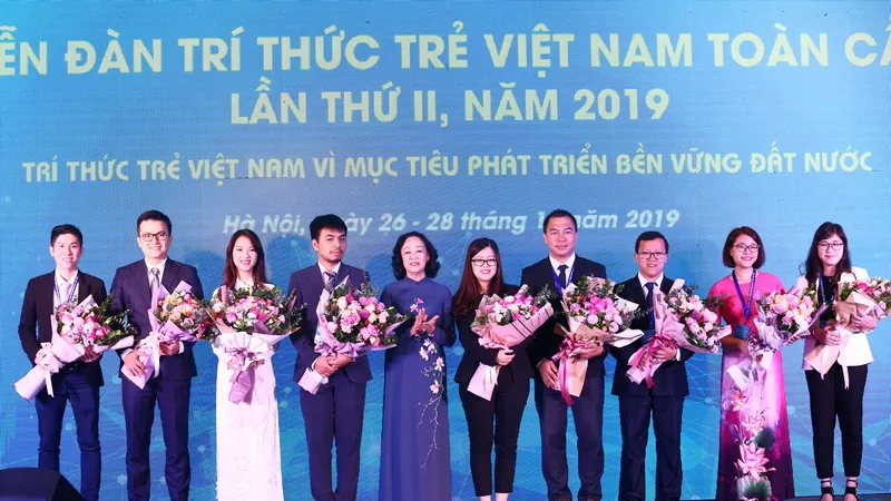 Đồng chí Trương Thị Mai tặng hoa cho các đại biểu 
