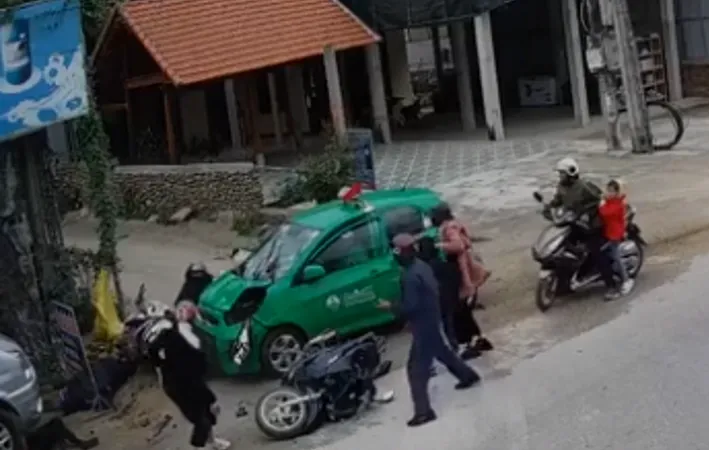 Tai nạn taxi đâm đoàn người tại Bố Trạch (Quảng Bình) mùng 2 tết