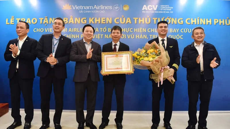 Tổ bay Vietnam Airlines nhận bằng khen của Thủ tướng Chính phủ