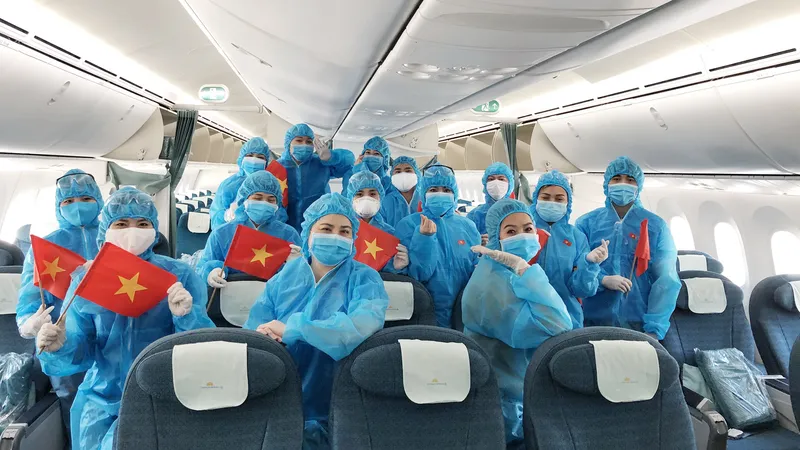 Tổ bay trước khi khởi hành. Ảnh: VNA