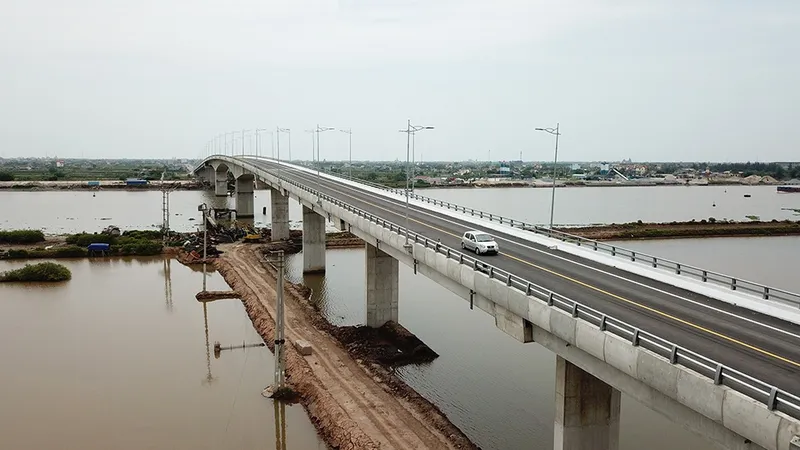 Cầu Thịnh Long bắc qua sông Ninh Cơ