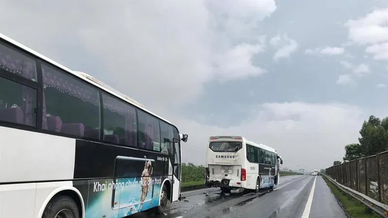 Xe chở công nhân gặp tai nạn trên đường