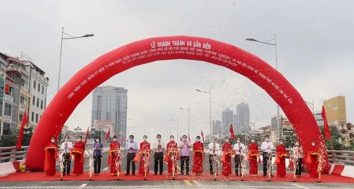 Thông xe cầu vượt Nguyễn Văn Huyên (Hà Nội)