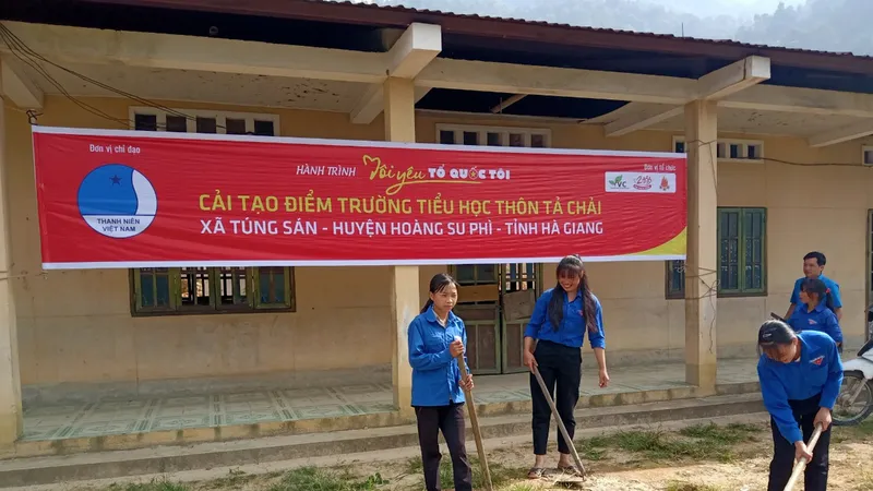 Các hội viên thanh niên tham gia cải tạo điểm trường tiểu học thôn Tà Chải sáng 29-8