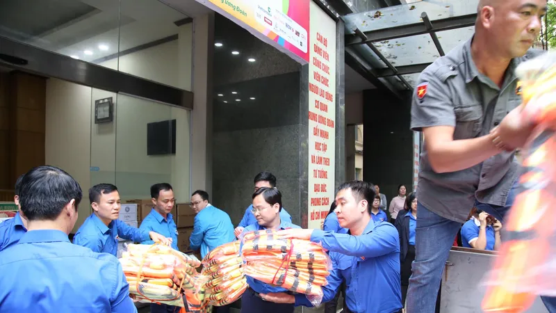 Hàng hoá, nhu yếu phẩm đang chuẩn bị được chuyển đến đồng bào miền Trung