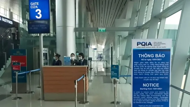 Nhà ga được bố trí thêm 13 bảng thông báo lớn về việc nhà ga ngưng phát thanh 