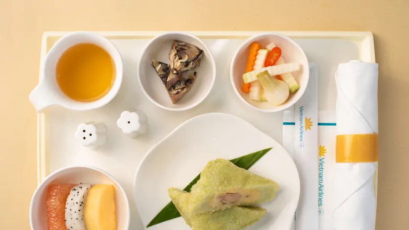 Các món ăn ngày tết được đưa lên máy bay