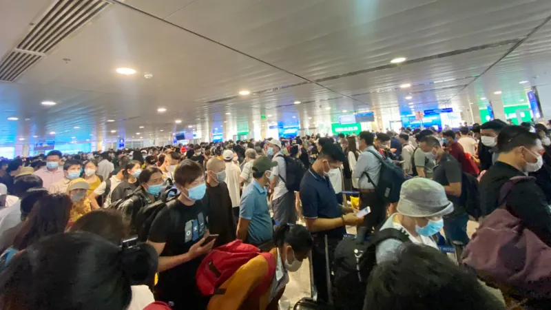 Ùn ứ tại khu vực soi chiếu an ninh sân bay Tân Sơn Nhất (chụp ngày 15-4-2021). Ảnh: MINH TRÍ