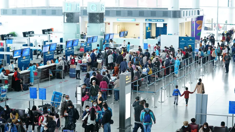 Sân bay Nội Bài đông khách trong thời gian các hãng khai thác lịch bay mùa hè