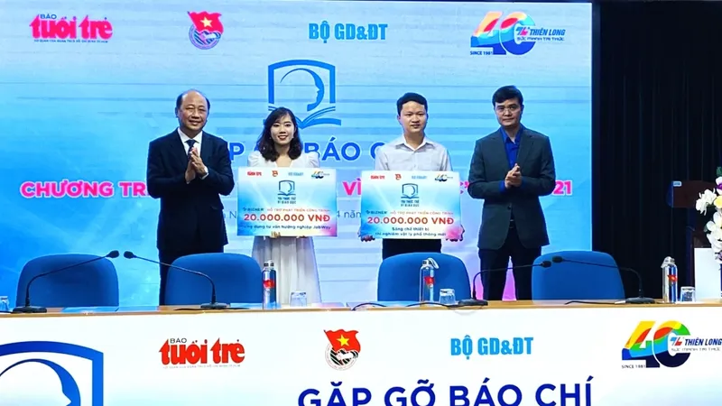 2 đại diện nhóm tác giả công trình của năm 2020 nhận hỗ trợ của ban tổ chức
