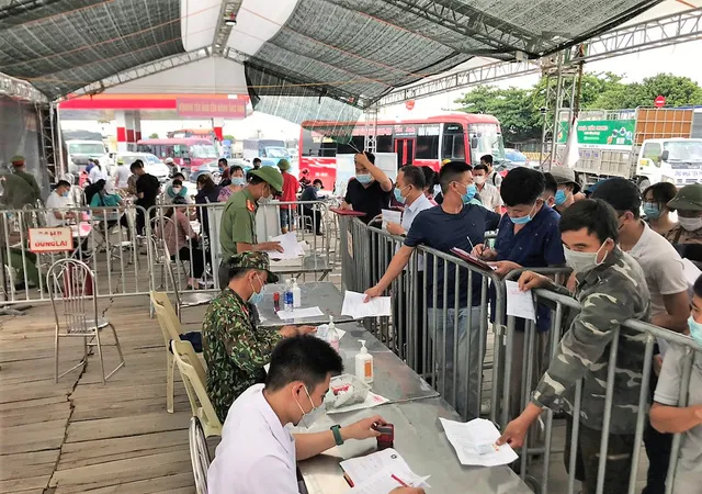 Tài xế chờ qua chốt kiểm dịch Hải Phòng