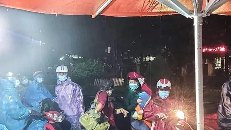 Sẵn sàng phương tiện hỗ trợ người dân về quê đi qua khu vực bị ngập lụt