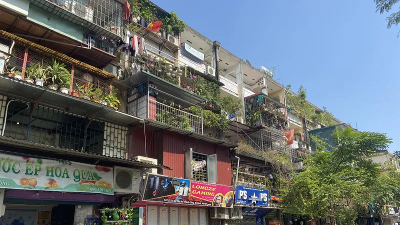 Những “chuồng cọp” san sát nhau tại các khu tập thể, gây nền nhiều lo ngại về việc thoát hiểm trong các sự cố hỏa hoạn. Ảnh: PHƯƠNG ANH
