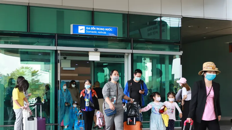 Sân bay Phú Quốc đông khách trở lại. Ảnh: VIẾT CHUNG