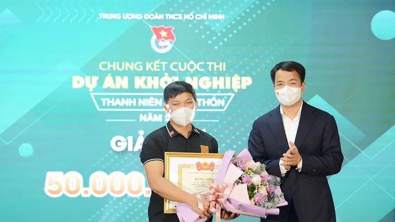 Ban tổ chức trao giải nhất cho đại diện tác giả dự án "Nông trại Cờ Đỏ"