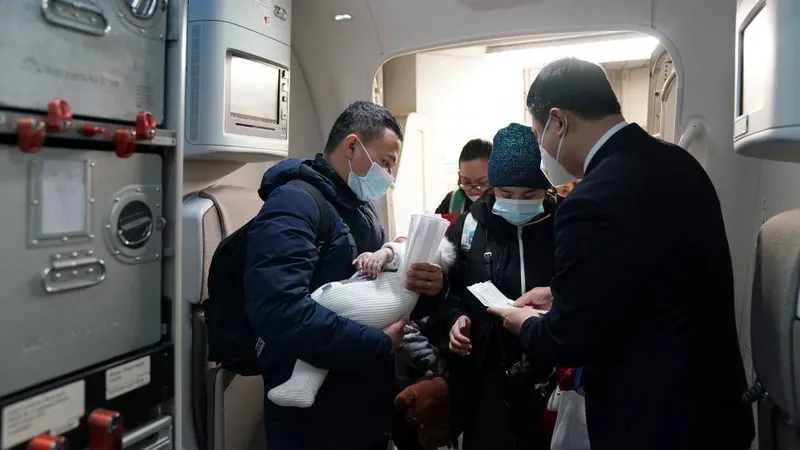 287 công dân Việt Nam ở Ukraine đã hạ cánh an toàn tại sân bay Nội Bài
