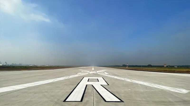 Một đường băng sân bay Tân Sơn Nhất sau khi được cải tạo nâng cấp