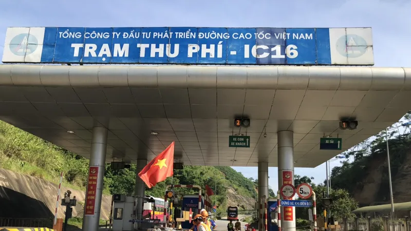 Bắt đầu đào hố móng lắp đặt hệ thống thu phí ETC trên cao tốc Nội Bài- Lào Cai